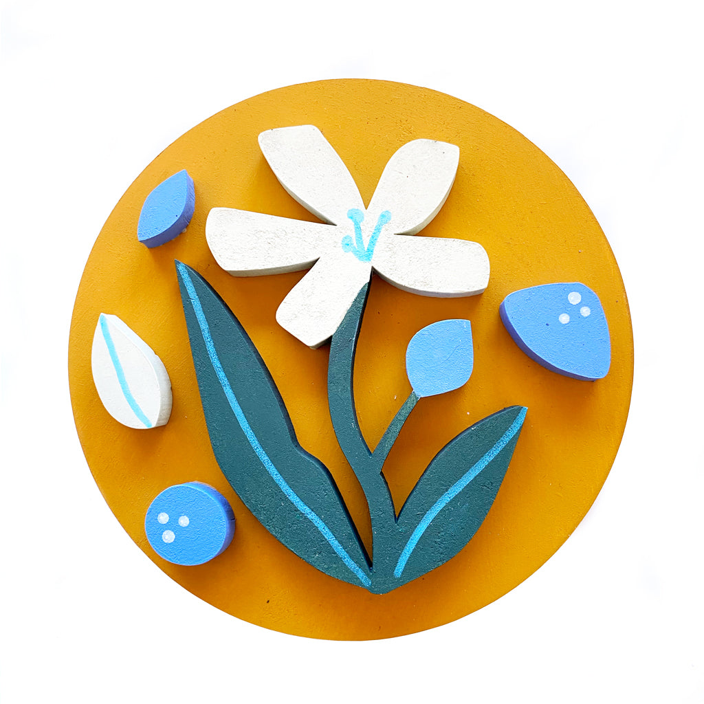 Figura decorativa MDF flor con líneas con fondo mostaza