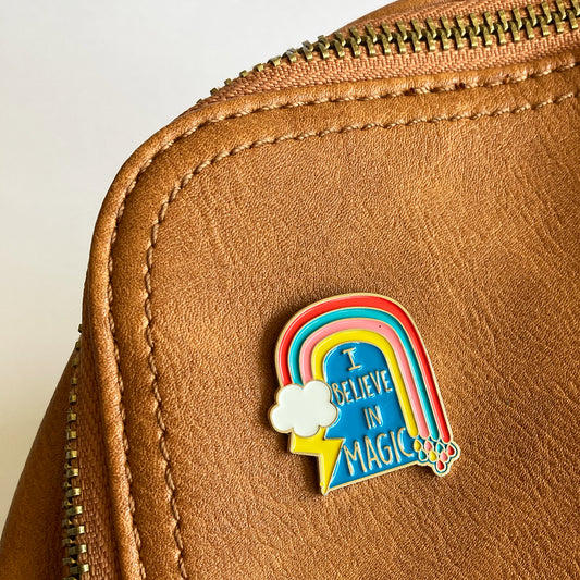 Pin arcoiris "I believe in magic"