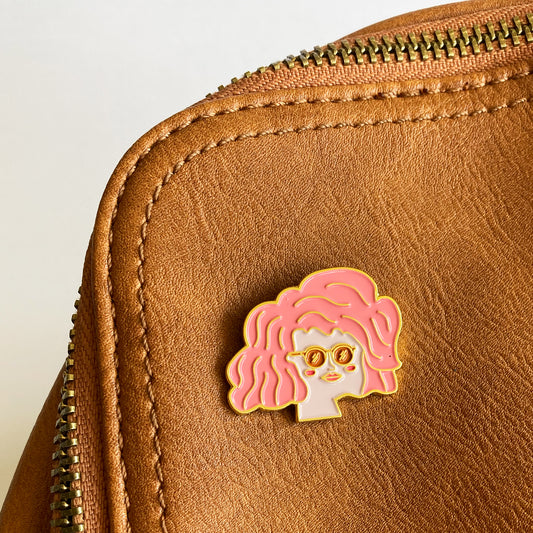 Pin Mujer pelo rosado