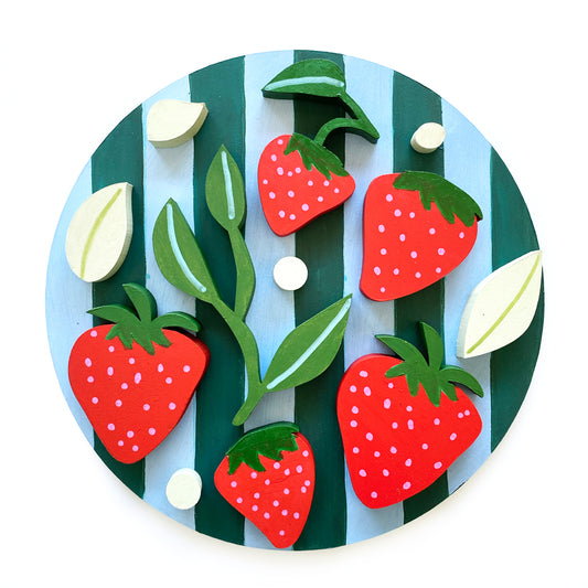 Figura decorativa MDF frutillas grandes lineas verdes y celeste