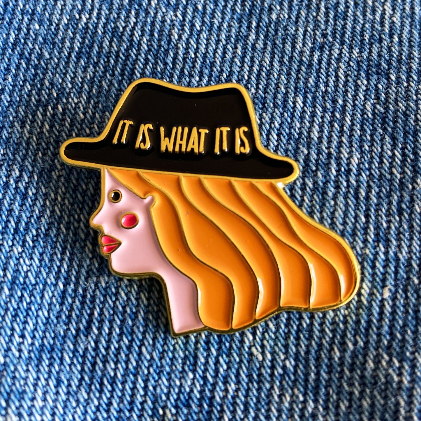 Pin Mujer "It is what it is"