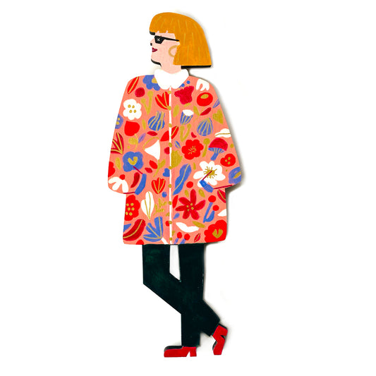 Mujer con abrigo pintado MDF S